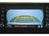 バックガイドモニター(バックモニター)付き。車両後方の映像をナビ画面に表示し、駐車などの後退操作をサポートします。