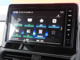 ナビゲーション+AV 2画面表示(デュアルウィンドウ)、地デジTV、FM/AM、Bluetooth Audio、microSDカード(音楽/動画ファイル再生)、ハンズフリーフォン、スマホでの地図更新が可能な高性能大型ナビです。