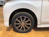 オシャレは足元から。14インチアルミホイールはいてます。