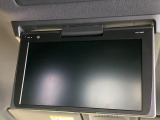 【純正12型後席モニター】家族や友人とお出かけする機会が多い方に大人気の後席モニターを装備!見やすい位置に画面がありテレビやDVDの視聴も快適!友達もお子様も、後席にしか乗らなくなるかも??