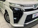 【LEDヘッドライト】悪天候や夜間走行時も良好な視界を確保し安心して運転できる高輝度LEDヘッドライトを装備!点灯速度が早く、消費電力も抑えられています。