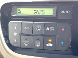 【オートエアコン】一度お好みの温度に設定すれば、車内の温度を検知し風量や温度を自動で調整。暑い&hellip;寒い&hellip;と何度もスイッチ操作をする必要はありません。快適な車内空間には必須の機能ですね♪