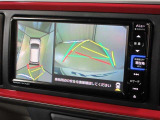 パノラミックビューモニター付きです。車両を上から見たような映像をナビゲーション画面に表示。運転席からの目視だけでは見にくい、車両周辺の状況をリアルタイムでしっかり確認できます。