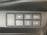 Hondaセンシング用の、VSA(ABS+TCS+横滑り抑制)解除と路外逸脱抑制機能のオンオフスイッチなどはハンドルの右側に装備しています。