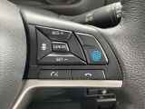 【プロパイロット】高速道路のロングドライブをアシスト。アクセル・ブレーキを制御し前方車との車間距離を保ち、ハンドル操作を制御アシストし走行車線を維持します。