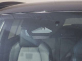 前方の車や白線をカメラで認識して、安全運転をサポートしてくれる装備です