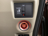 左側電動スライドドアは運転席からでも操作ができるように、ハンドル付近に開閉の操作スイッチが付いています。