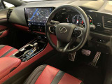 FSPORT専用本革スポーツシート。快適で操作性の良い運転の基本は、シートポジションです。