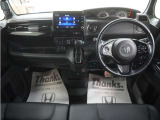 運転にかかわる様々な操作を安全に行えるように視点移動が少なく、操作性に配慮されたスイッチ類が凝縮されたコクピットです。