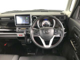 【運転席インテリアデザイン】左右対称のインテリアデザインでドライバーを包み込み運転に集中できるように設計されています。
