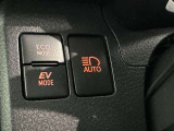 オートマチックハイビームとは、先行車や対向車のライトを認識し、ハイビームとロービームを自動で切り替える機能です。夜道の視界を確保します。詳細は販売店スタッフまでおたずねください。