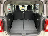 【シートアレンジ】リヤシート肩部のレバーで荷室側から簡単に前倒しが可能です◎分割可倒式なのでアレンジして使用できます◎両席倒すと大きなラゲッジスペースに大変身!