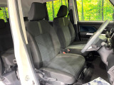運転席まわりには十分なスペースがあり、大柄な方でもゆったり運転していただける環境です。
