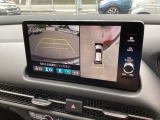 バックギアに入れますとご覧のような画像に自動的に切り替わります。車庫入れ時に役立ちます。
