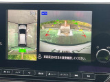 上から見下ろしているような視点で周囲が確認できるアラウンドビューモニターです。上から見下らしているような映像によって縦列駐車もラクラク、駐車が苦手な人の強い味方です!