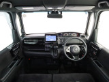 N-BOXの開放的な前方視界。フロントガラスが大きいので運転がしやすく疲れにくいです。また、全ての装備が適正配置されていて操作性に優れています。