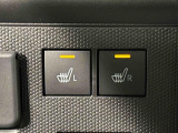 寒い日のドライブを快適にする運転席&助手席シートヒーターが付いてます。その隣にはアクセサリーソケット(12V/120W)も装備されています。