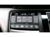 オートエアコンは左右席で独立温度コントロールが可能です。運転席はキンキンに冷やして助手席はマイルドにと言った設定が可能です。暑さ寒さでケンカすることもなくなりますね。