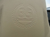 スポーツタンのインテリアが特徴的で、ヘッドレストは「ロードスター35周年スペシャルロゴ」が刻印されております。特別感とともに所有欲を高めてくれる1台となっております。