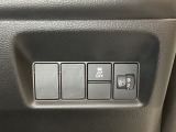 ハンドルの右側にはヘットライトリベライザーとVSA(ABS+TCS+横滑り抑制)の解除スイッチがついています。ヘッドライトリベライザーは道路状況や積荷の加重に応じてライトの高さを調節できます。