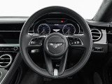 ステアリング周りにボタンを集約し、運転に集中できる構造となっております。