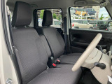 【フロントシート】高めのヒップポイントで見晴らしが良く、運転もしやすいですよ◎運転席アームレストがついているので長距離運転時の疲労軽減になりますよ◎