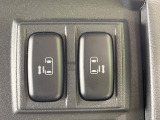 【両側パワースライドドア】スマートキーや運転席のスイッチで後席両側スライドドアの開閉が可能♪電動だから力を入れてドアを開ける必要が無く、小さなお子様でも簡単に開け閉めでき快適です♪