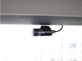純正ならではの高いフィット感とデザイン性で、車内の雰囲気を損なうことなく装備されています。