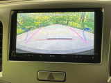 【バックカメラ】駐車時に後方がリアルタイム映像で確認できます。大型商業施設や立体駐車場での駐車時や、夜間のバック時に大活躍!運転スキルに関わらず、今や必須となった装備のひとつです!