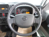 運転が楽しくなる明るく開放的な運転席まわりです。