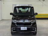 『両側電動スライドドア』 スーパーなどでの狭い駐車場でも乗り降りが楽々♪お子様が隣の車にドアを当ててしまう心配もございません!小さなお子様連れの方もこれで安心