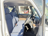運転席シート廻りは使用感も少なく、良好な状態となっています。前オーナー様が丁寧に使っていたことがよくわかりますね。