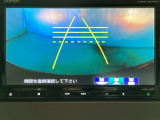 バックでの車庫入れも安心です! リアカメラが付いているバックモニター付のナビを装備しております。操作線もついており距離感も画面から確認できます。