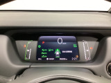 デジタル表示のスピードメーターとタコメーター、燃費やオドメーターなどの表示の他に、ホンダセンシング機能などの表示もできる多機能なマルチインフォメーション・ディスプレイです。