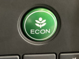 ECON モードをON にするとアクセルペダルの動きに対するエンジンの反応とエアコンの制御を切り換えることで、燃費のいい運転をするドライバーがペダルを踏んだ時と同じようにエンジンを制御します。