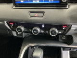 運転席/助手席シートヒーターで寒い日もすぐに温かくなり快適に過ごせます。3段階の温度調整が可能です
