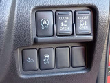 【踏み間違い衝突防止アシスト(前進)】駐車操作中ブレーキが遅れ障害物と衝突する危険を察知したり、ブレーキとアクセルを間違え踏み込んだ時、クルマがエンジン出力やブレーキを制御し衝突防止を支援します。