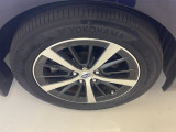 純正アルミホイールです。足元が引き立つので、車全体のイメージがアップしますよ!