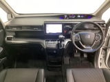 車内は光触媒抗菌消臭施工済です。スタイリッシュなデザインでスポーティなインパネ周りを演出します。グローブボックスやカップホルダーのほかにトレーなどたくさんの収納スペースが付いています。
