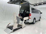 車イス用のスロ-プが格納されています。使用する時、バックドアが雨や強い日差しを遮ってくれます。