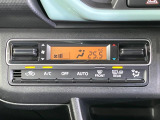 【オートエアコン】一度お好みの温度に設定すれば、車内の温度を検知し風量や温度を自動で調整。暑い&hellip;寒い&hellip;と何度もスイッチ操作をする必要はありません。快適な車内空間には必須の機能ですね♪