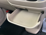 使わない時はすっきり収納できるトレイを装備。小物置きとして便利で、車内の整理にも役立ちます。