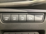 運転席脇のクラスタースイッチ部分にはパーキングセンサーOFF、アイドリングストップOFF、その他走行系スイッチを集中配置しております。