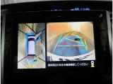 【パノラマモニター】に搭載した4つのカメラにより、車を真上から見ているような映像を表示。運転席から確認しにくい車両周囲の状況を把握できます。
