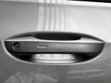 スマートエントリーシステムはキーを取り出すことなくスムーズに施錠解錠が可能。ドアノブに手をかけるだけで解錠、窪みに触れるだけで施錠できます。