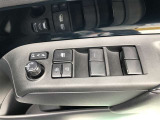 電動格納式ドアミラー付き。 狭い駐車場へ停めた時に、ボタン1つで左右のミラーをたたむ事ができます。