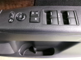 運転席から全ての窓の開閉ができます。ウィンドウロック機能はお子様のいたずら防止に有効です。
