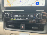 すっきりした運転席周りにはナビやエアコンの操作パネルを設置しておりますので、お一人での運転でもご安心できます。