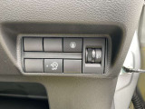 アイドリングストップ、運転支援システム、ヘッドライトレベライザーのスイッチです。