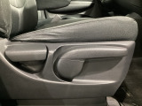 運転席にはドライバーの体型や好みに応じて前後方向だけでなく、高さの調整ができるシートリフターを装備!